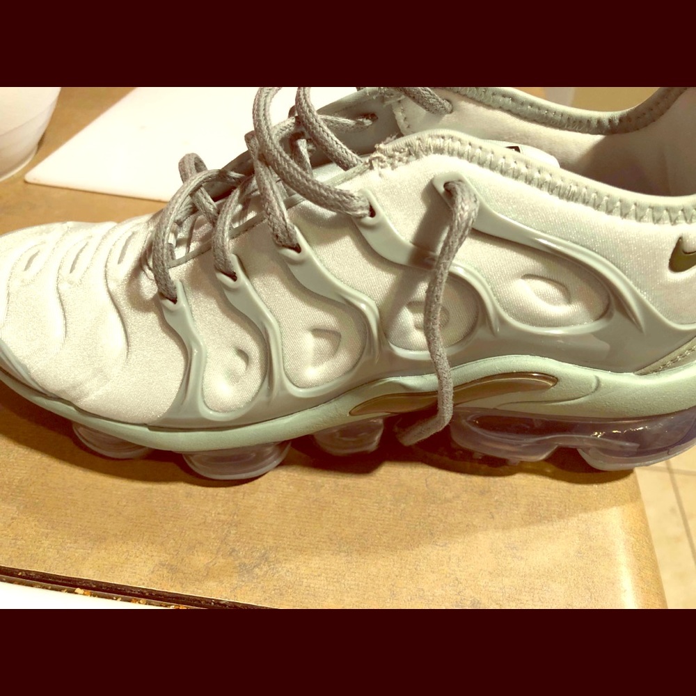 Tennis shoes